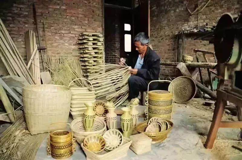 Bamboo strip weaving process.jpg