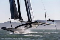 AC 72 oracle flies guilain grenier.jpg