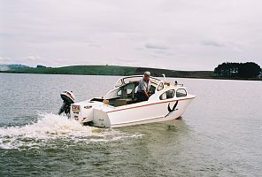 Pivotal Drive lifts automaticaly when striking shallows.