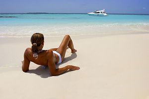 yacht-girl-sandy-beach-08