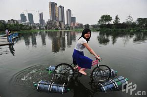 diy_amphibious_bicycle_made_recycled_water_gallons_1
