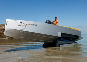 iguana-amphibious-yacht-with-caterpillar-tracks-1