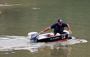 A_motor_boat_x590