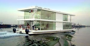 04231_04-houseboat-sailing
